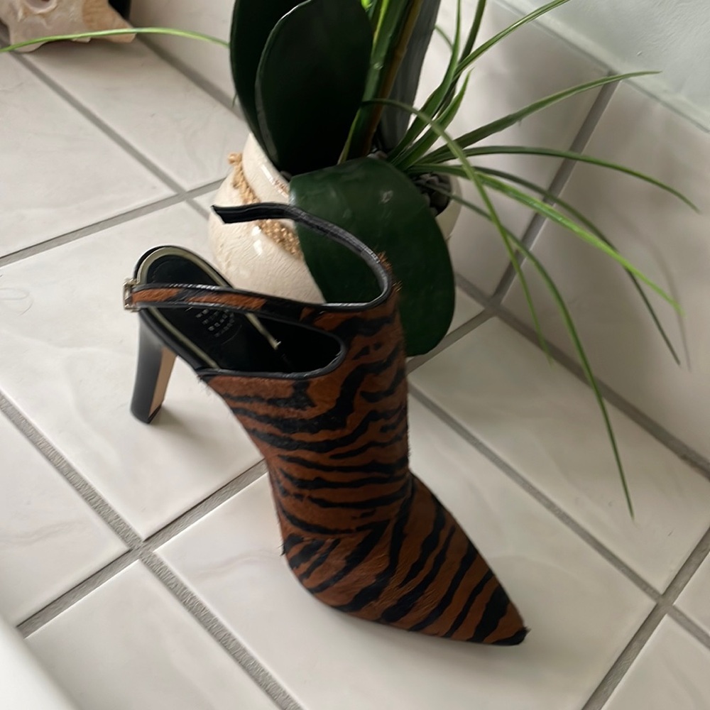 While house black market shoes